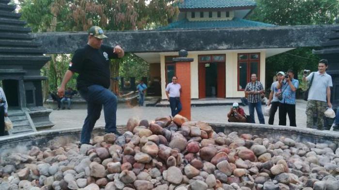 Berjalan di Atas Batu Kayangan Api, Bojonegoro, Tak Sekadar Menguji Nyali