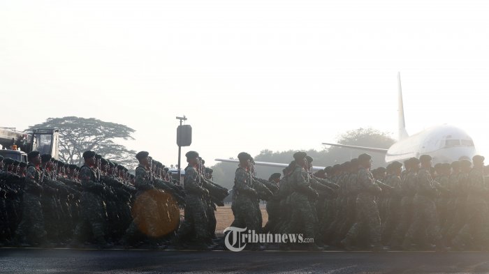 Video Penumpang Kapal Tercebur, 7 Prajurit TNI Langsung Terjun Selamatkan Korban di Tengah Lautan