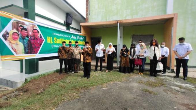 Kenang Spirit Ibunda Jokowi, Aula Hj Sudjiatmi Notomihardjo Dibangun di Pesantren Al-Mizan