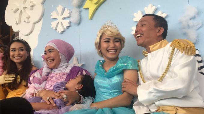 Lagi Bareng Ayu Ting Ting dan Ruben Onsu, Gaya Duduk Ayah Rojak Jadi Sorotan