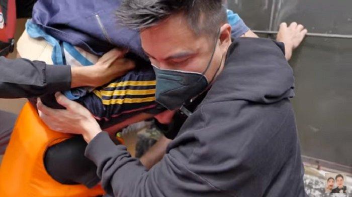 Baim Wong saat bantu evakuasi korban banjir.