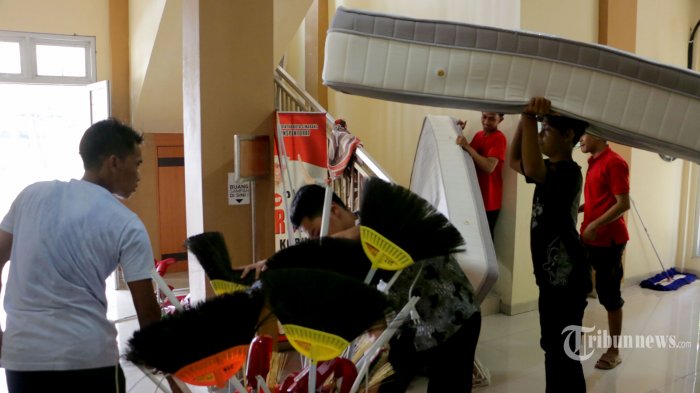 Sejumlah pekerja sedang menyiapkan kamar isolasi dan ruangan untuk penanganan virus corona atau Covid-19 di Balai Pendidikan dan Pelatihan (Balai Diklat) Kota Semarang, Jalan Fatmawati No. 73 A (Ketileng Raya), Sendangmulyo, Kecamatan Tembalang, Kota Semarang, Jawa Tengah, Selasa (24/3/2020). Tribun Jateng/Hermawan Handaka