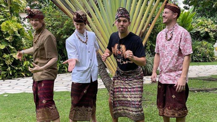 Aksi dari penggawa bulu tangkis asal Denmark, Anders Antonsen, Kim Astrup, Anders Skaarup Rasmussen, dan Hans-Kristian Solberg Vittinghus ketika sedang mengenakan pakaian adat Bali dan tengah berada di Bali, Indonesia.