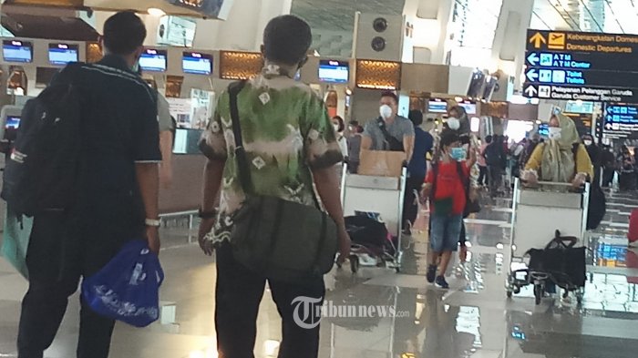 BANDARA RAMAI JELANG LIBURAN - Calon penumpang pesawat memenuhi areal Terminal 3 Bandara Soekarno Hatta, yang akan berangkat mudik maupun liburan Nataru ke kampung halamannya, Rabu (17/12/2020). Selain itu juga Airport Health Centre yang berada di areal bandara juga ikut diserbu warga yang akan menjalani rapid test antigen terkait pemberlakuan penerapan rapid test antigen bagi mereka yang ingin ke luar masuk Jakarta melalui bandara, stasiun maupun terminal.