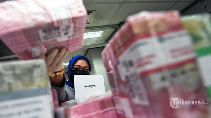 Selasa Sore Rupiah Ditutup Makin Melemah ke Level Rp14.768