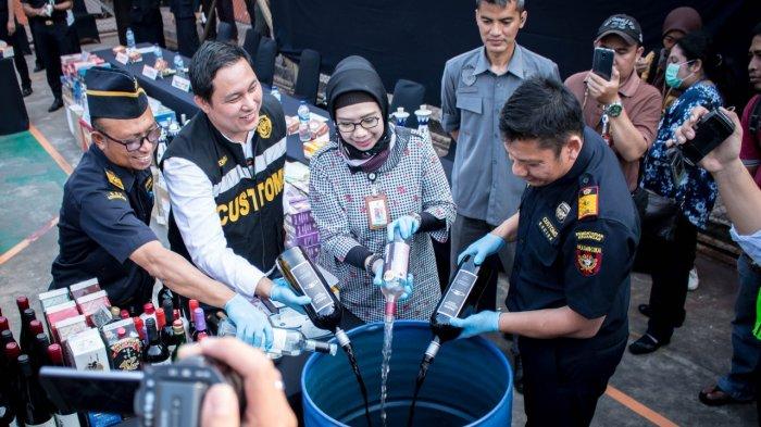 Bea Cukai Soekarno-Hatta Musnahkan Minuman-Makanan Tanpa Izin BPOM
