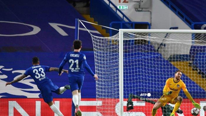 Bek Chelsea Brasil-Italia Emerson Palmieri (kiri) mencetak gol kedua timnya selama pertandingan sepak bola leg kedua babak 16 besar Liga Champions UEFA antara Chelsea dan Atletico Madrid di Stamford Bridge di London pada 17 Maret 2021.
Ben STANSALL / AFP
