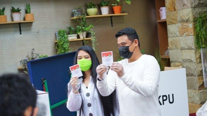 Tampilan Bobby dan Kahiyang Saat ke TPS, Kompak Pakai Kostum Serba Putih Dipadu Jins