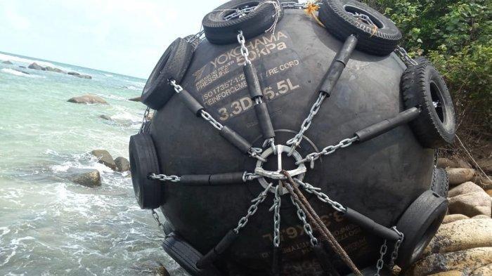 'Bola Raksasa' Terdampar di Tepi Pantai Desa Teluk Bakau, Pemiliknya Misterius