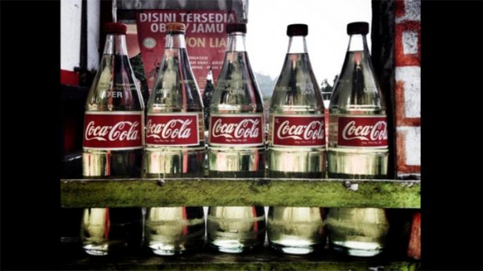 Wartawan Jepang Bingung, Ada Edisi Khusus Coca-Cola Putih di Indonesia?