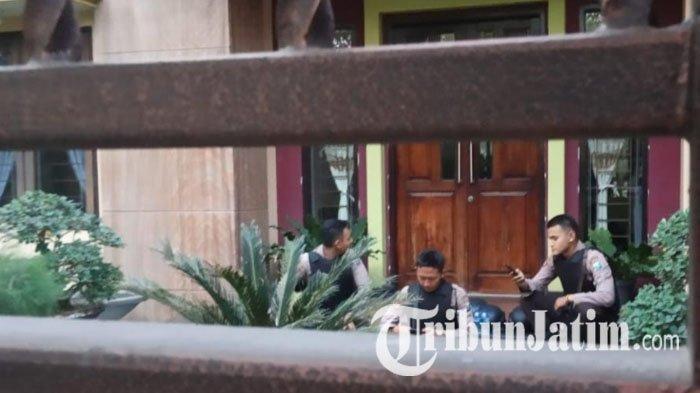 BREAKING NEWS : KPK Geledah Rumah Mantan Asisten Pribadi Pakde Karwo, Polisi Jaga di Balik Pagar