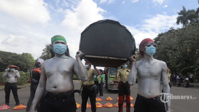 Puluhan buruh melakukan demonstrasi di sekitar Patung Kuda Wijaya, Jakarta, Selasa (29/12/2020). Buruh kembali melakukan demonstrasi untuk menuntut Mahkamah Konstitusi (MK) membatalkan Undang-Undang Undang-Undang Nomor 11 Tahun 2020 tentang Cipta Kerja. Massa KSPI juga mendesak supaya pemerintah menaikkan Upah Minimum Sektoral Kabupaten/Kota (UMSK) tahun 2021. TRIBUNNEWS/HERUDIN