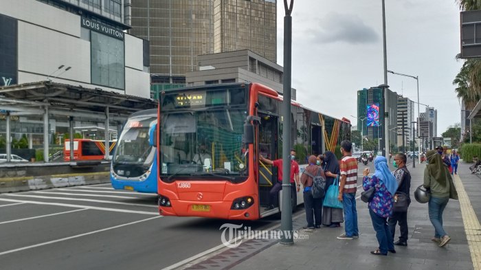 Layanan Transjakarta Dihentikan Akibat Demo UU Cipta Kerja di Patung Kuda