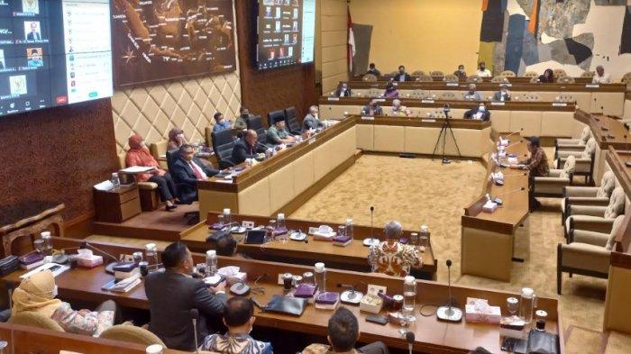 Anggota DPR Dibuat Tertawa Karena Calon Komisioner KPU Ini Mengaku Tak Bisa Baca Tulisan Sendiri