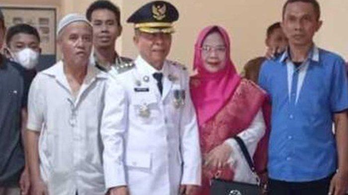 Dahri Saleh didampingi istri berpose usai dilantik sebagai Pejabat Bupati Banggai Kepulauan.