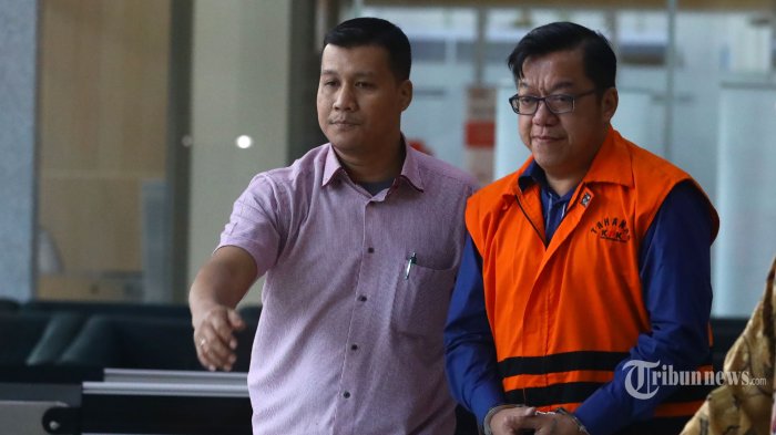 Pemegang Saham Mayoritas PT Bintuni Energy Persada (PT BEP) melalui PT Mambers Jaya Mandiri (MJM) David Manibui menggunakan rompi oranye usai menjalani pemeriksaan di gedung KPK, Jakarta, Jumat (28/6/2019). David resmi ditahan KPK terkait pengadaan pekerjaan peningkatan jalan Kemiri-Depapre di Kabupaten Jayapura pada APBD-P Pemprov Papua TA 2015. TRIBUNNEWS/IRWAN RISMAWAN