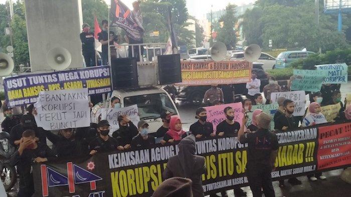 Gelar Aksi saat Hujan Deras, Orator PPMI: ''Minum dulu itu Teh Hangatnya, Jangan Sampai Sakit''