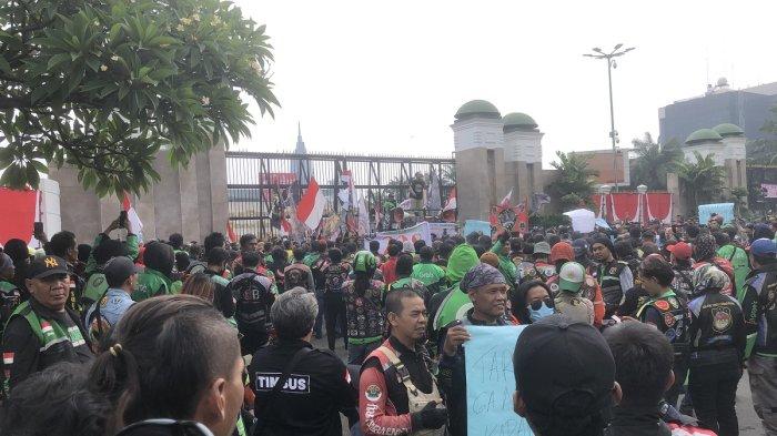 Driver Ojol Geruduk DPR Minta Legalitas Profesi, Begini Respon Komisi V DPR