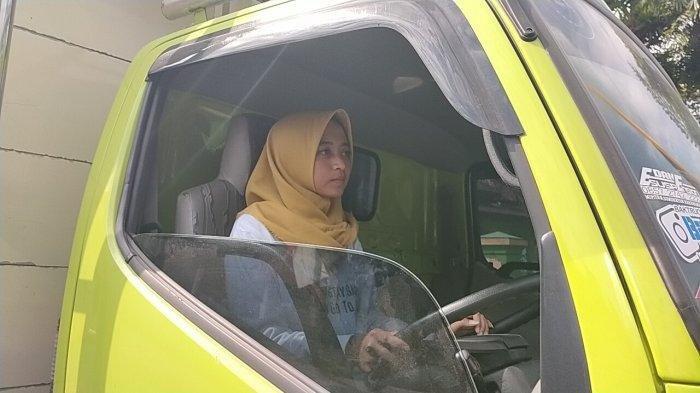 Kisah Devita, Bekerja Sebagai Operator Alat Berat dan Sopir Truk untuk Hidupi Ketiga Adiknya