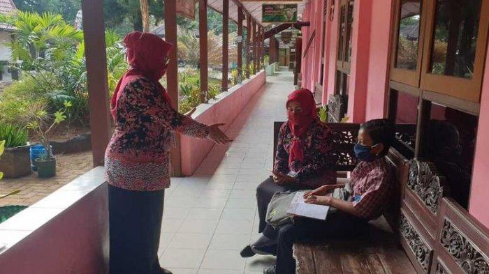 Dimas Ibnu Alias, siswa kelas VII Sekolah Menengah Pertama (SMP) Negeri I Rembang, Jawa Tengah saat masuk sekolah, Kamis (23/7/2020).(DOKUMEN SMPN I REMBANG)