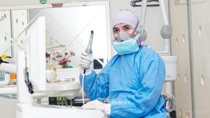 Owner CS Dental Aesthetic Clinic dan CAD/CAM Dental Laboratory, drg Cindy Callista Saconk biasa disapa drg Cindy Saconk mengatakan salah satu penyakit yang umum dialami masyarakat adalah sakit gigi. Namun, dimasa pandemi covid-19, masyarakat diimbau tetap berada di rumah dan keluar hanya dalam keadaan darurat, termasuk untuk ke dokter gigi, pasien disarankan sebaiknya datang ke dokter gigi untuk tindakan emergency saja jelasnya, Minggu (11/10/2020) di Jakarta. TRIBUNNEWS.COM/IST/FX ISMANTO