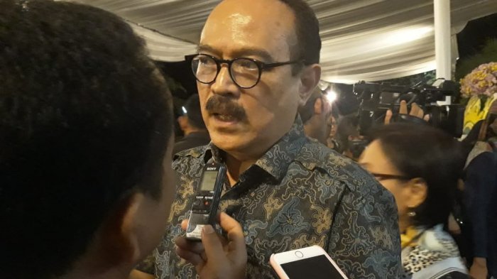 Eros Djarot tampak melayat ke kediaman Adara Taista di Pondok Indah, Jakarta Selatan - Simak kronologi kejadian mobil yang ditumpangi musisi Eros Djarot tertimpa pohon besar.