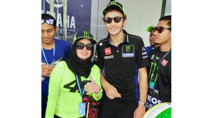 Salut, Perempuan MotoGP Mania Ini Berburu Foto Selfie Bareng Rider Sejak 7 Tahun Silam