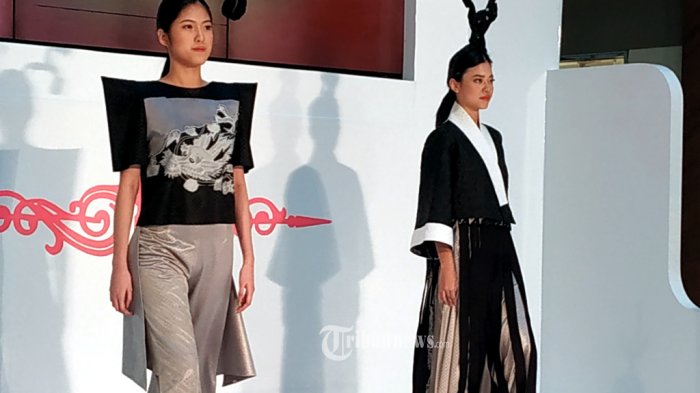 Fashion Show Empat Karya Alumni Sparks Fashion Academy.