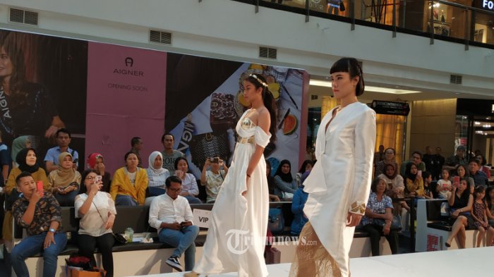 Fashion Show Empat Karya Alumni Sparks Fashion Academy.