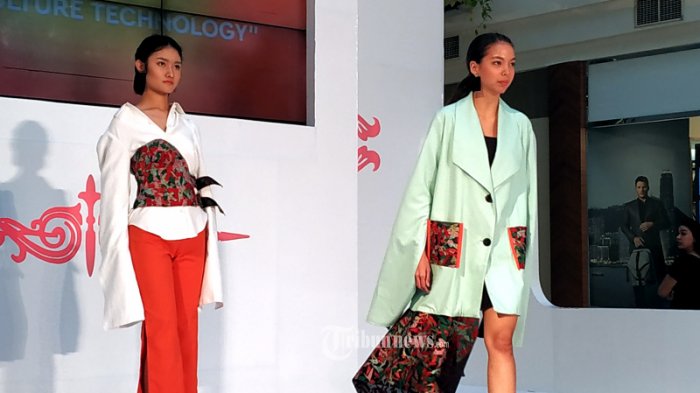 Fashion Show Empat Karya Alumni Sparks Fashion Academy.