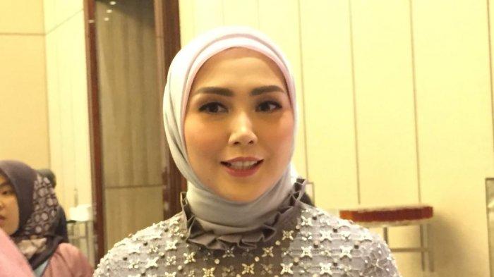 Tiga Make Up Item yang Harus Selalu Dibawa Fenita Arie