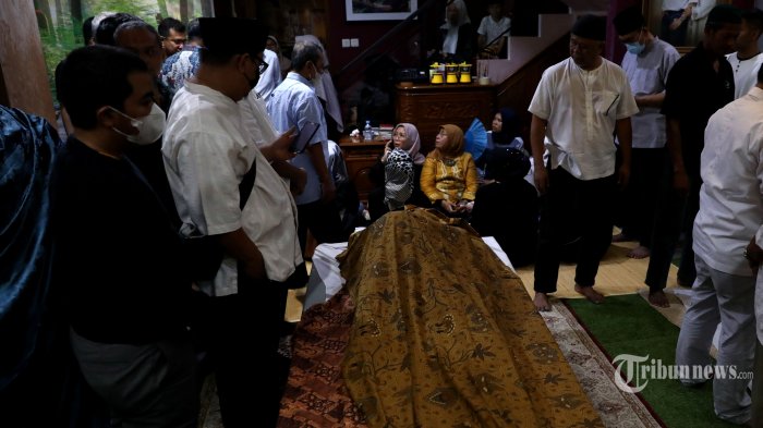 Istri Ferry Mursyidan Menangis Histeris, Sempat Ketiduran & Tak Bisa Menghubungi Hingga Pagi Hari