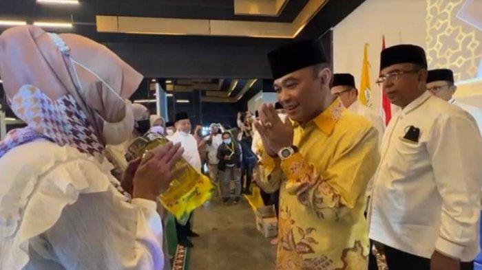 Bagikan Puluhan Ribu Paket Sembako, Ustaz Fikri Haikal Hassan Soroti Harga Minyak Goreng Mahal