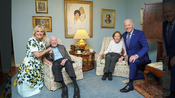 Keanehan pada Foto Biden dan Carter, Mantan Presiden dan Ibu Negara AS Tampak Kecil seperti Miniatur