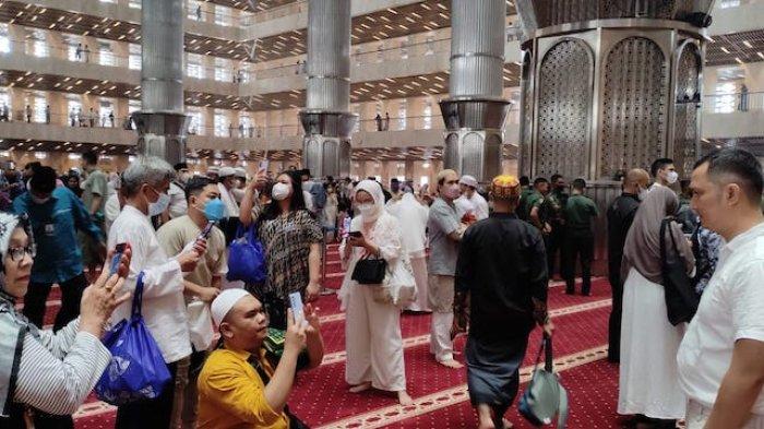 Tak Langsung Pulang, Usai Salat Idul Fitri Jamaah Berswafoto di Dalam Masjid Istiqlal