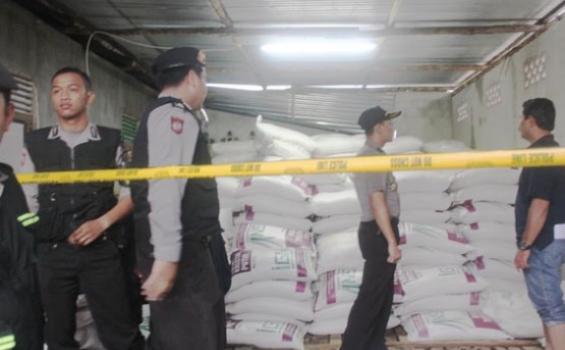 Tersangka Meninggal, 480 Karung Gula Ilegal Dimusnahkan