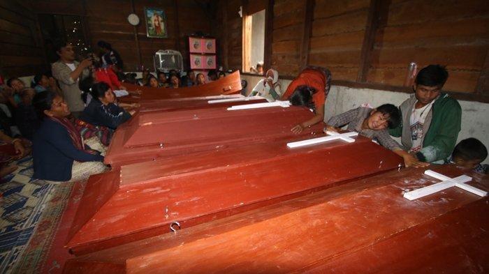 Korban Longsor Satu Keluarga di Toba Samosir: Anak Korban Histeris Peluk 6 Peti Jenazah Keluarganya