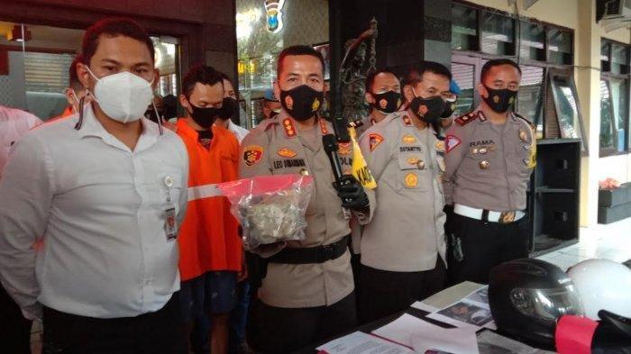 Gara-gara Gagal Balap Liar, 2 Pemuda Tabrak dan Lempari Mobil Patroli Polisi dengan Batako