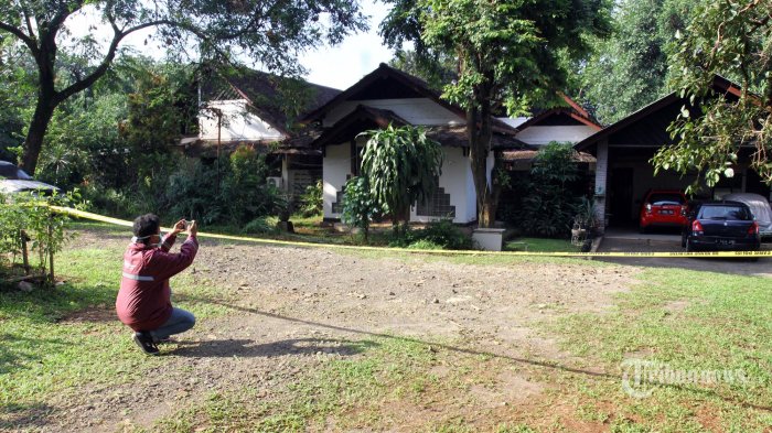 Pihak kepolisian memasang garis polisi di rumah korban yang terjangkit Virus Corona, Jalan Perumahan Studio Alam Indah, Kecamatan Sukmajaya, Depok, Jawa Barat, Senin (2/3/2020). Sterilisasi tersebut bertujuan agar warga tidak mendekat ke area tersebut. (Wartakota/Angga Bhagya Nugraha)