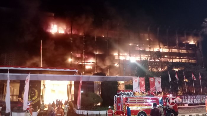 Petugas pemadam kebakaran berusaha memadamkan api yang melalap Gedung Kejaksaan Agung RI di kawasan Blok M, Jakarta Selatan, Sabtu (22/8/2020) malam. Berdasar informasi dari BPBD Provinsi DKI Jakarta Pusdatin Kebencanaan, Gedung Kejaksaan Agung RI mulai terbakar sekira pukul 19.10 WIB. Penyebab kebakaran masih belum diketahui. Warta Kota/Henry Lopulalan