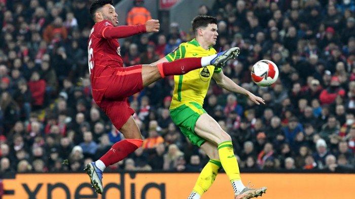 Gelandang Liverpool Inggris Alex Oxlade-Chamberlain (kiri) bersaing dengan bek Jerman Norwich City Christoph Zimmermann selama pertandingan sepak bola putaran kelima Piala FA Inggris antara Liverpool dan Norwich City di Anfield di Liverpool, Inggris barat laut pada 2 Maret 2022.