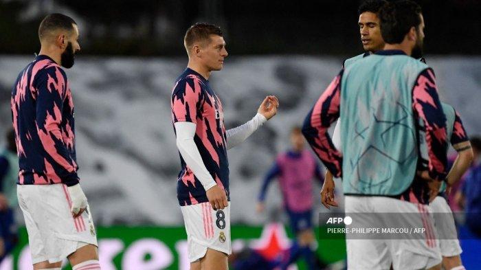 Gelandang Jerman Real Madrid Toni Kroos (tengah) berbicara dengan bek Prancis Real Madrid Raphael Varane (kanan) selama pemanasan sebelum pertandingan sepak bola leg pertama semifinal Liga Champions UEFA antara Real Madrid dan Chelsea di stadion Alfredo di Stefano di Valdebebas , di pinggiran Madrid, pada 27 April 2021.
PIERRE-PHILIPPE MARCOU / AFP