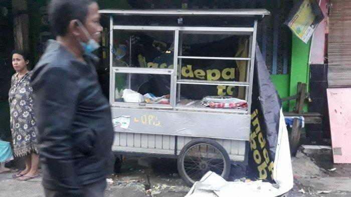 Gerobak warga di Jalan Kebun Nanas Selatan I, Kelurahan Cipinang Cempedak yang rusak terdampak tawuran di Jatinegara, Jakarta Timur, Jumat (1/1/2021). TRIBUNJAKARTA.COM/BIMA PUTRA