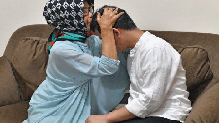 Momen Haru Gibran Rakabuming Bersimpuh Minta Restu Jadi Calon Walikota Solo, Ini Pesan Ibunda Jokowi