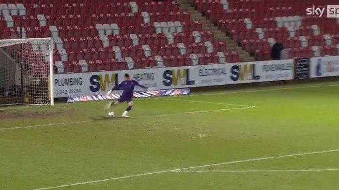 VIDEO Kiper Ini Bikin Gol Super-Jauh dari Gawang ke Gawang di Liga Inggris