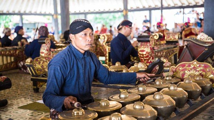 Grup pemusik memainkan alat musik gamelan.