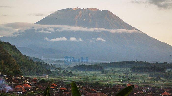 Hujan Abu Vulkanik Terjadi di Wilayah Karangasem Setelah Gunung Agung Erupsi Petang Tadi