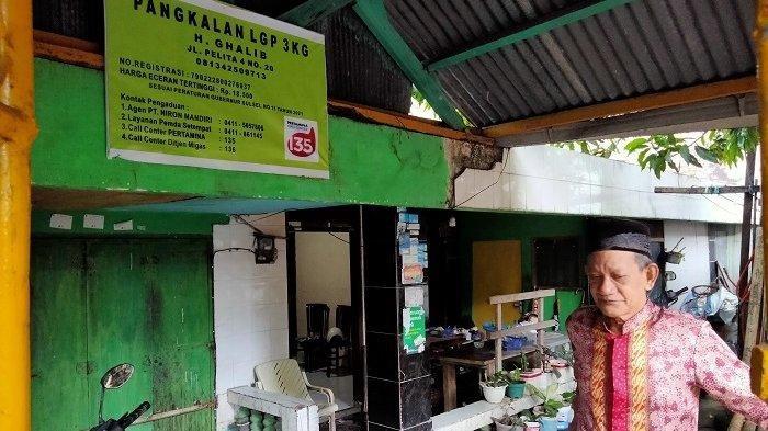 H Ghalib (75) pemilik warung dan pangkalan tabung gas 3 kg di Jl Pelita Raya IV, Kecamatan Rappocini Makassar, Selasa (18/5/2021).