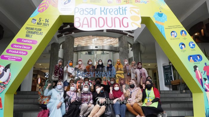 Istri Wali Kota Bandung, Siti Muntamah Oded bersama istri Wakil Wali Kota Bandung, Yunimar Mulyana, dan Kepala Dinas Perdagangan dan Perindustrian Kota Bandung, Elly Wasliah meninjau produk UMKM yang dipamerkan pada gelaran Pasar Kreatif Bandung 2021 di Cihampelas Walk (Ciwalk), Jalan Cihampelas, Kota Bandung, Jawa Barat, Sabtu (13/11/2021). Pameran yang akan berlangsung hingga Minggu, 14 November 2021 itu, memamerkan produk UMKM ungggulan Kota Bandung yang terdiri dari produk fashion, home decor, kriya, serta makanan dan minuman kemasan. Pasar Kreatif Bandung 2021 ini dalam rangka pemulihan ekonomi Kota Bandung dan rangkaian Hari Jadi ke-211 Kota Bandung. (TRIBUN JABAR/GANI KURNIAWAN)