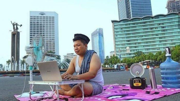 Jakarta Ditinggal Warganya Mudik, Netizen Gelar Tikar Hingga Rebahan di Jalan MH Thamrin